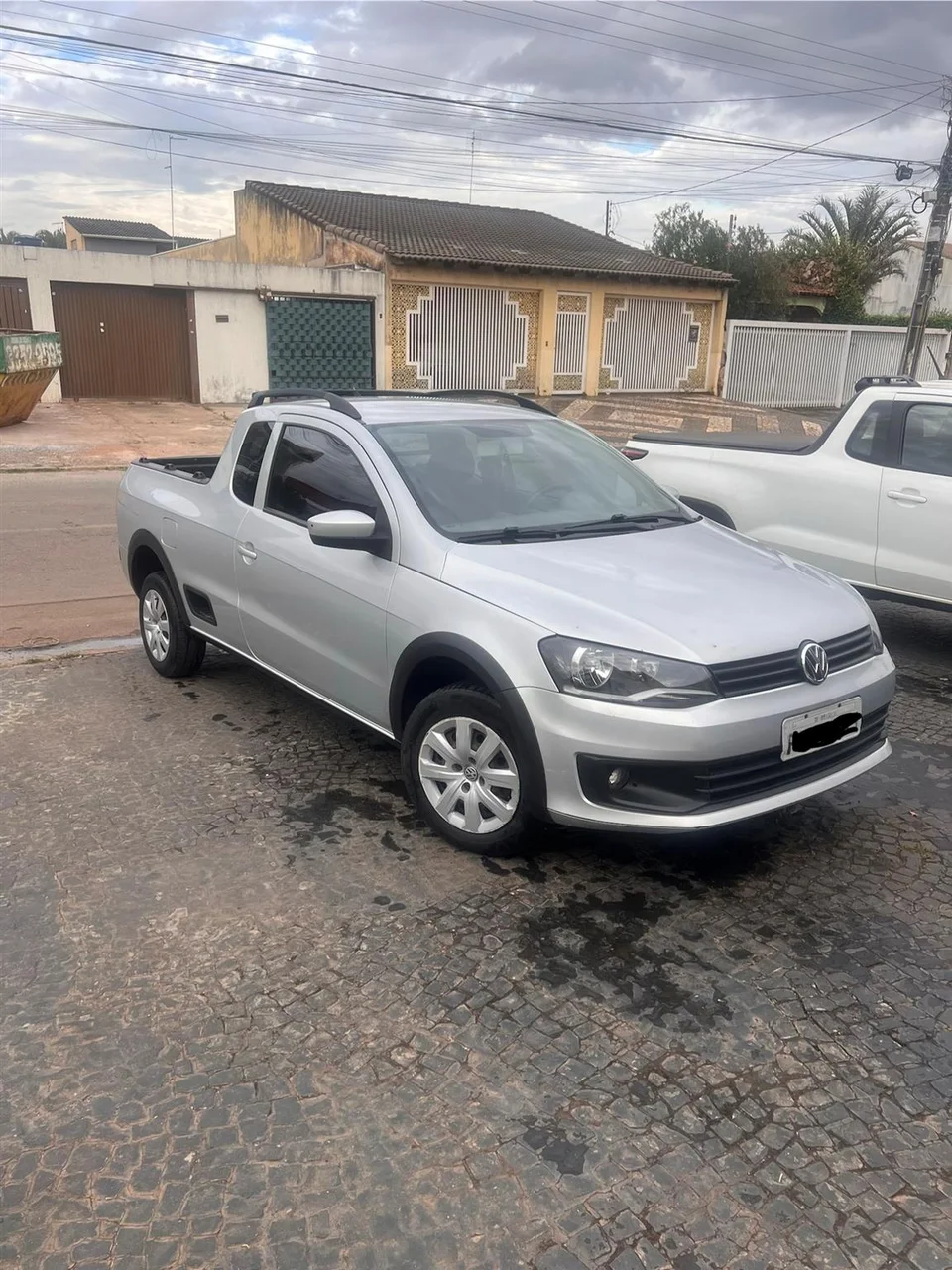 Vista dianteira em três quartos da Volkswagen Saveiro anunciada